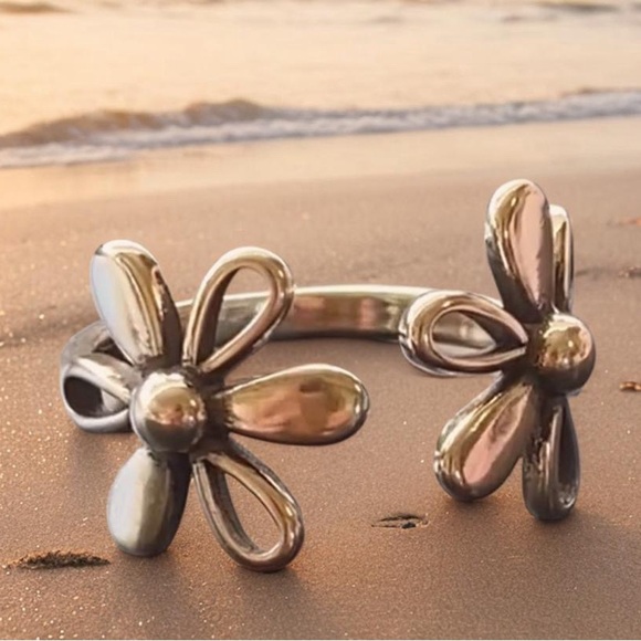 925 Sterling Silver Jewelry - Sterling Silver open Floral Women's Ring
Size 6 to 9 adjustable